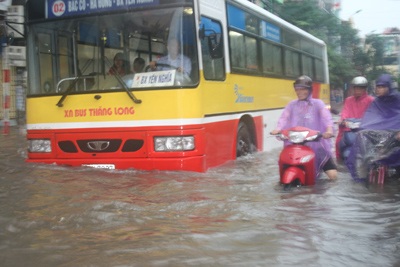 Hà Nội lại “quay cuồng” trong ngập và tắc đường - 18 Hà Nội lại “quay cuồng” trong ngập và tắc đường - 18