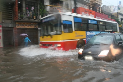 Hà Nội lại “quay cuồng” trong ngập và tắc đường - 19 Hà Nội lại “quay cuồng” trong ngập và tắc đường - 19