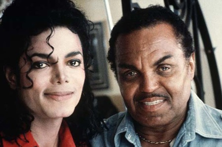 Cha của Michael Jackson không biết thi thể con trai ở đâu - 1