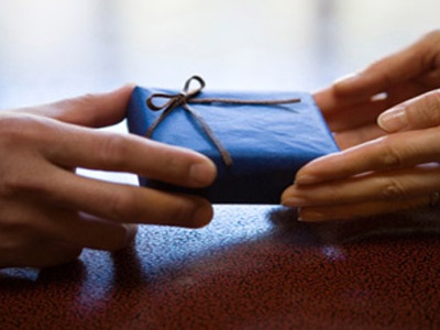 10 món quà không nên tặng khi mới yêu  - 1