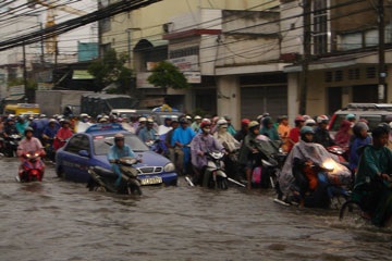 Mưa kéo dài gây ngập úng nặng - 2