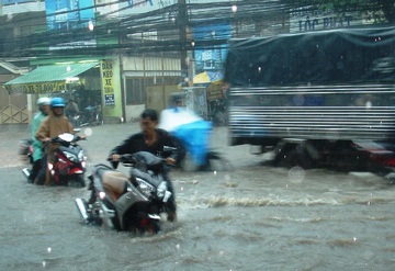Mưa kéo dài gây ngập úng nặng - 1
