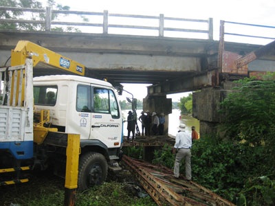 Cầu sắp sập, xe vẫn “ào ào” đi qua - 2