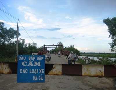 Cầu sắp sập, xe vẫn “ào ào” đi qua - 1