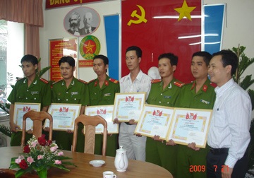 Khen thưởng ban chuyên án phá vụ “bắn” thủng lốp ô tô cướp tiền - 1 Khen thưởng ban chuyên án phá vụ “bắn” thủng lốp ô tô cướp tiền - 1