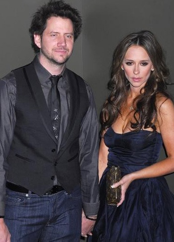Jennifer Love Hewitt phủ nhận tin đồn đính hôn - 2