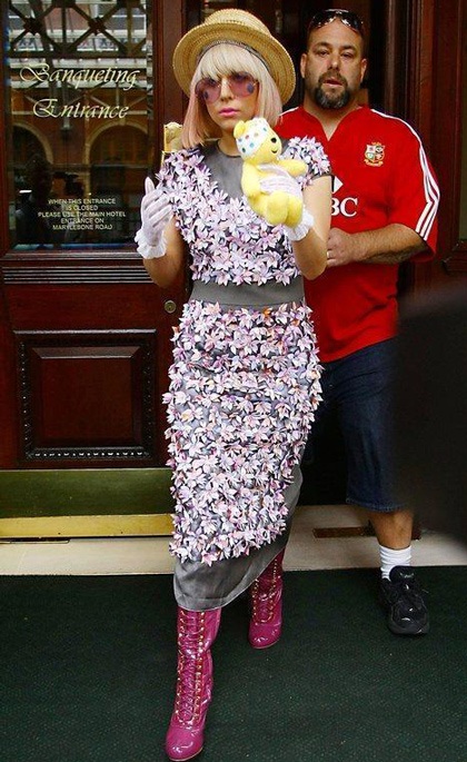 Lady Gaga “phủ”… ếch lên người - 10