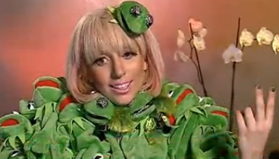 Lady Gaga “phủ”… ếch lên người - 1