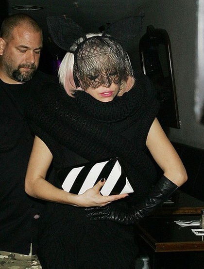 Lady Gaga “phủ”… ếch lên người - 6
