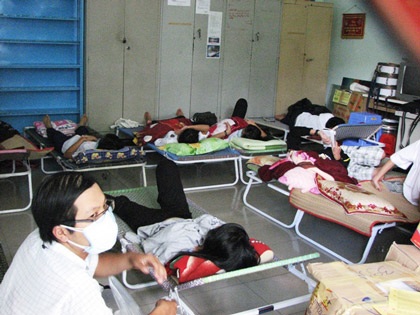 Chùm ảnh: Hơn 2000 học sinh trường Nguyễn Khuyến sơ tán khẩn cấp - 6 Chùm ảnh: Hơn 2000 học sinh trường Nguyễn Khuyến sơ tán khẩn cấp - 6