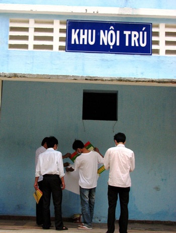 Chùm ảnh: Hơn 2000 học sinh trường Nguyễn Khuyến sơ tán khẩn cấp - 2 Chùm ảnh: Hơn 2000 học sinh trường Nguyễn Khuyến sơ tán khẩn cấp - 2