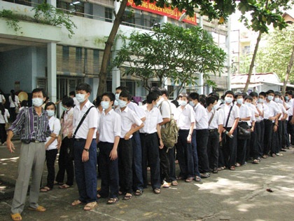 Chùm ảnh: Hơn 2000 học sinh trường Nguyễn Khuyến sơ tán khẩn cấp - 8 Chùm ảnh: Hơn 2000 học sinh trường Nguyễn Khuyến sơ tán khẩn cấp - 8