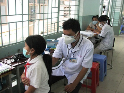 Chùm ảnh: Hơn 2000 học sinh trường Nguyễn Khuyến sơ tán khẩn cấp - 4 Chùm ảnh: Hơn 2000 học sinh trường Nguyễn Khuyến sơ tán khẩn cấp - 4
