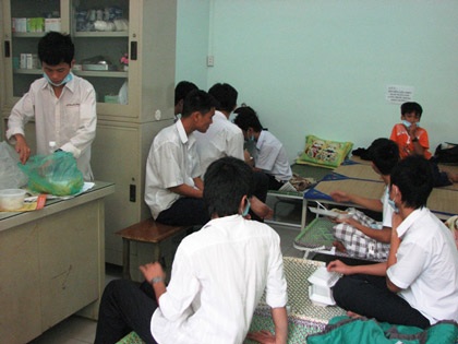 Chùm ảnh: Hơn 2000 học sinh trường Nguyễn Khuyến sơ tán khẩn cấp - 9 Chùm ảnh: Hơn 2000 học sinh trường Nguyễn Khuyến sơ tán khẩn cấp - 9