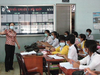 Chùm ảnh: Hơn 2000 học sinh trường Nguyễn Khuyến sơ tán khẩn cấp - 3 Chùm ảnh: Hơn 2000 học sinh trường Nguyễn Khuyến sơ tán khẩn cấp - 3