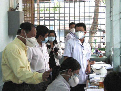 Chùm ảnh: Hơn 2000 học sinh trường Nguyễn Khuyến sơ tán khẩn cấp - 7 Chùm ảnh: Hơn 2000 học sinh trường Nguyễn Khuyến sơ tán khẩn cấp - 7