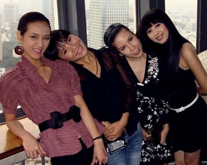 Hồng Ngọc của nhóm 5 dòng kẻ tái xuất - 1 Hồng Ngọc của nhóm 5 dòng kẻ tái xuất - 1