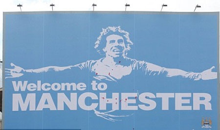 Michael Owen bị CĐV Man City chế giễu - 2 Michael Owen bị CĐV Man City chế giễu - 2