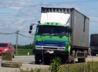 Xe chở hoá chất bốc cháy giữa đêm khuya - 1 Xe chở hoá chất bốc cháy giữa đêm khuya - 1