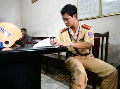 Một CSGT bị kéo lê trên phố - 1