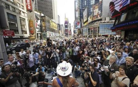 Chùm ảnh: Khi chàng "cao bồi khỏa thân" tranh cử thị trưởng - 4