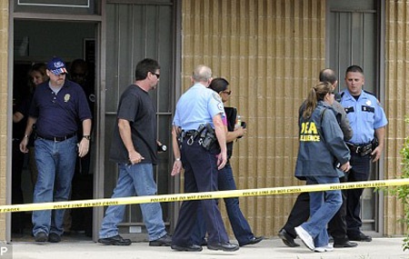 Cảnh sát “đột nhập” phòng khám bác sĩ tư của Michael Jackson - 2