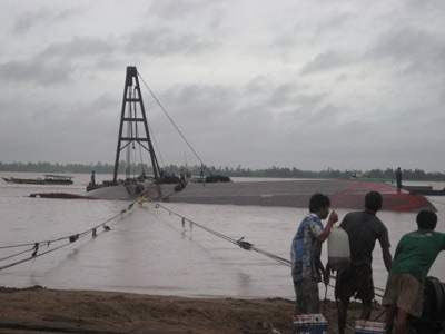 Tàu chở 500 tấn xi măng bị chìm lần thứ 2 - 1 Tàu chở 500 tấn xi măng bị chìm lần thứ 2 - 1