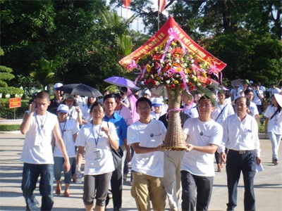 Hơn 100 Việt kiều trẻ về thăm quê Bác - 1