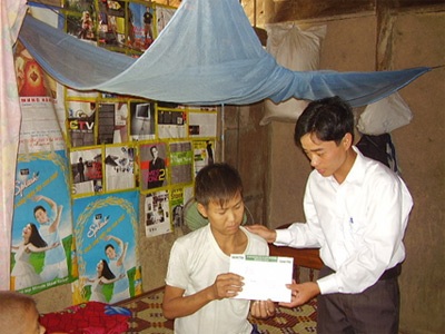 Trao quà cho người cha “mong có tiền để mổ lấy thận thay cho con” - 1