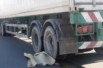 Vượt xe container, một người chết thảm - 1 Vượt xe container, một người chết thảm - 1