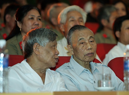 Giọt nước mắt ân tình mang tên “Vòng tay đồng đội” - 1 Giọt nước mắt ân tình mang tên “Vòng tay đồng đội” - 1