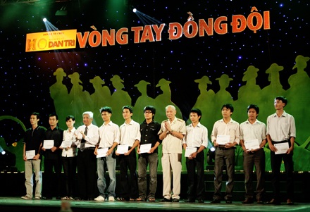 Giọt nước mắt ân tình mang tên “Vòng tay đồng đội” - 2 Giọt nước mắt ân tình mang tên “Vòng tay đồng đội” - 2