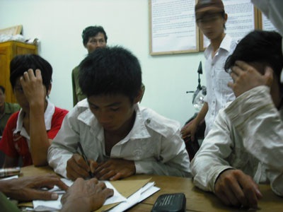 Một thanh niên nhanh trí cùng công an tóm gọn 3 tên cướp - 1