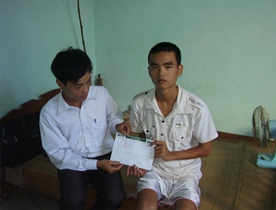 Trao quà cho người cha “mong có tiền để mổ lấy thận thay cho con” - 3