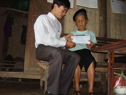 Trao quà cho người cha “mong có tiền để mổ lấy thận thay cho con” - 2