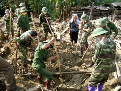 Tìm thấy xác nạn nhân đầu tiên sau mưa lũ - 1 Tìm thấy xác nạn nhân đầu tiên sau mưa lũ - 1