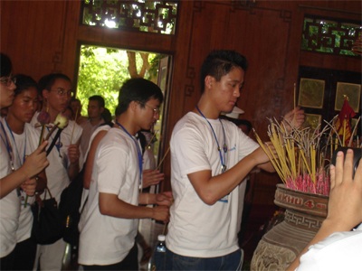 Hơn 100 Việt kiều trẻ về thăm quê Bác - 4