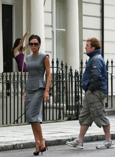 Victoria Beckham đánh đu trong buổi chụp hình - 8 Victoria Beckham đánh đu trong buổi chụp hình - 8