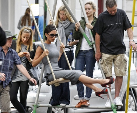 Victoria Beckham đánh đu trong buổi chụp hình - 4 Victoria Beckham đánh đu trong buổi chụp hình - 4