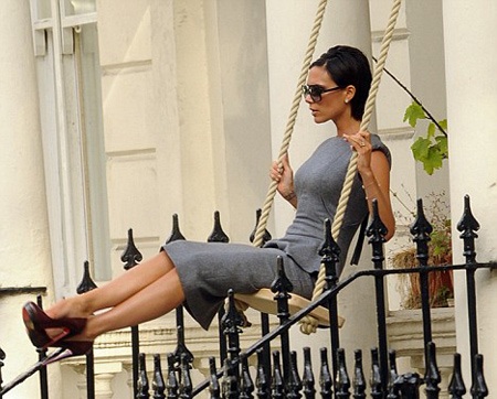 Victoria Beckham đánh đu trong buổi chụp hình - 3 Victoria Beckham đánh đu trong buổi chụp hình - 3