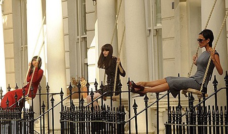 Victoria Beckham đánh đu trong buổi chụp hình - 1 Victoria Beckham đánh đu trong buổi chụp hình - 1