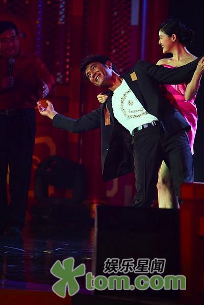 Từ Hy Viên diện váy sexy, khoe hình xăm - 12