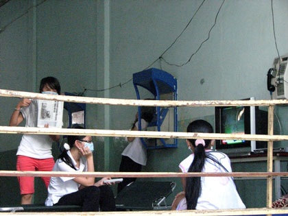 Phụ huynh nằng nặc “đòi” con tại bệnh viện dã chiến - 5