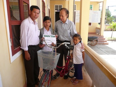 TBT báo điện tử Dân trí trao quà cho 2 chị em mồ côi  - 1