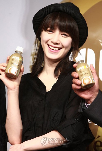 Goo Hye Sun xinh tươi đi bán... cà phê - 1