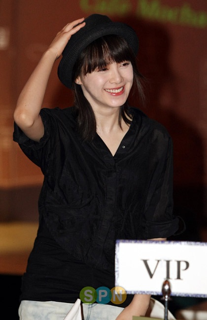 Goo Hye Sun xinh tươi đi bán... cà phê - 4