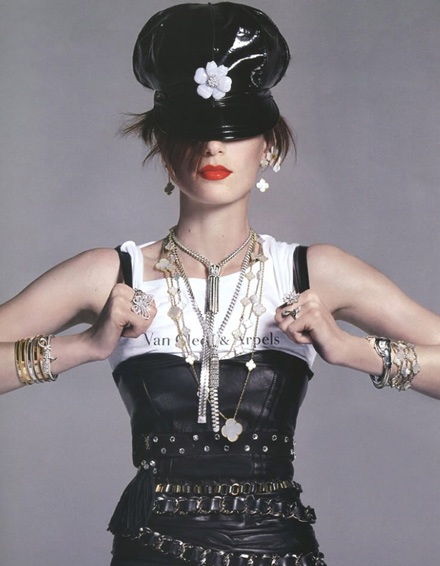 Iris Strubegger: Lấp lánh với trang sức bạc triệu - 6