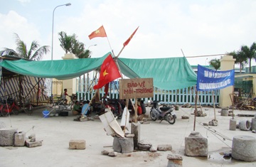 Dân “cắm trại” phong tỏa nhà máy thép - 1
