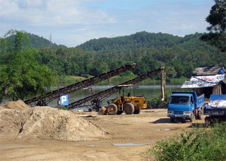 Nạn khai thác cát “mài mòn” dòng sông Hương di sản - 2 Nạn khai thác cát “mài mòn” dòng sông Hương di sản - 2