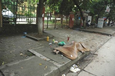 Xác ông già nằm ngay cổng bệnh viện - 1